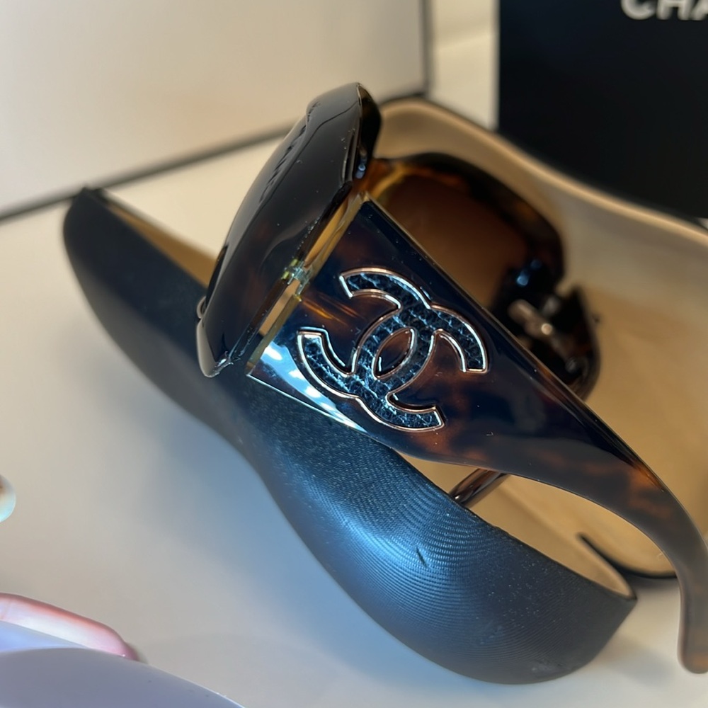CHANEL sunglasses Comes with Case - Picture 10 of 11